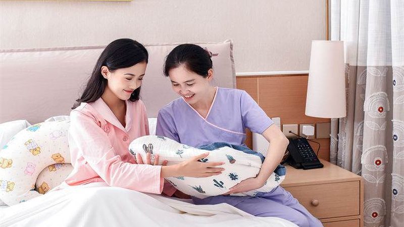 月子中心月嫂与护士：优缺点全解析
