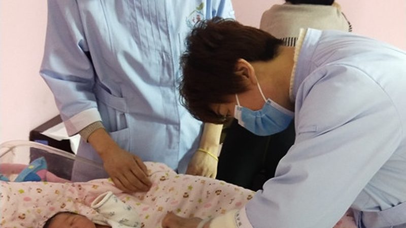 在选购婴儿游泳馆设备时，家长应注重价格与品质的平衡。以下是一些建议：